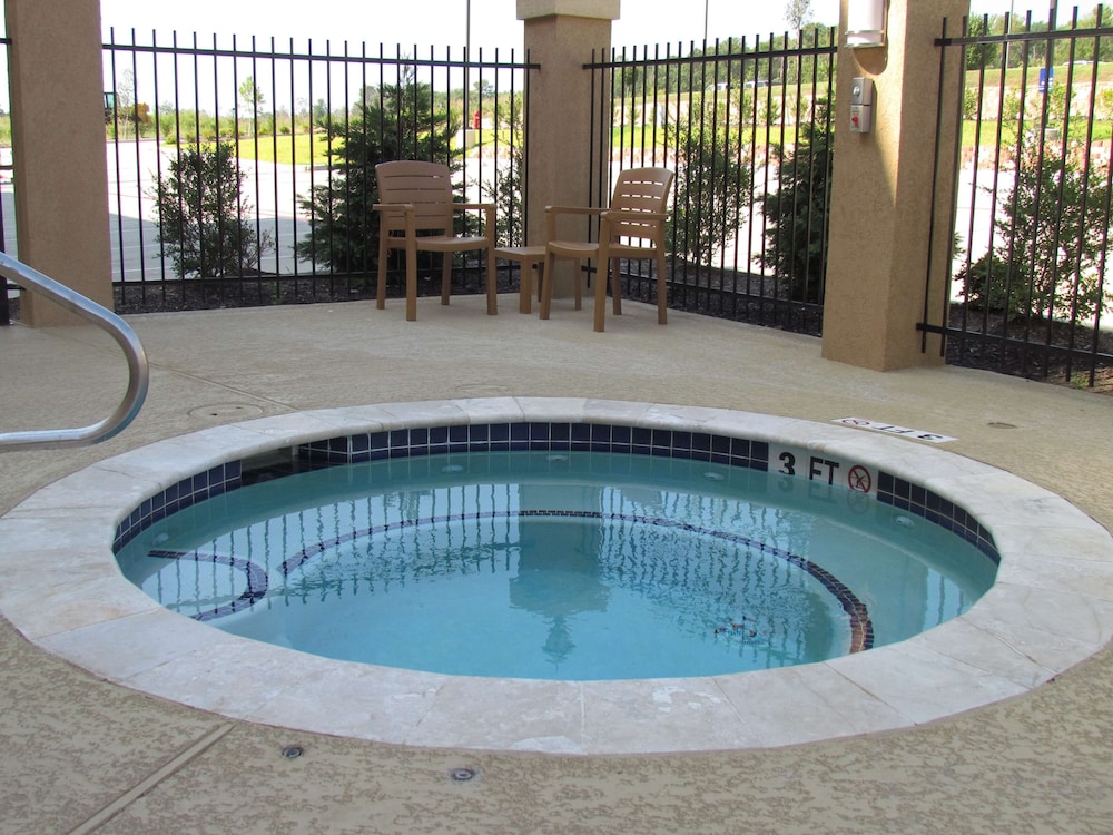 Hampton Inn & Suites Center - photo 12
