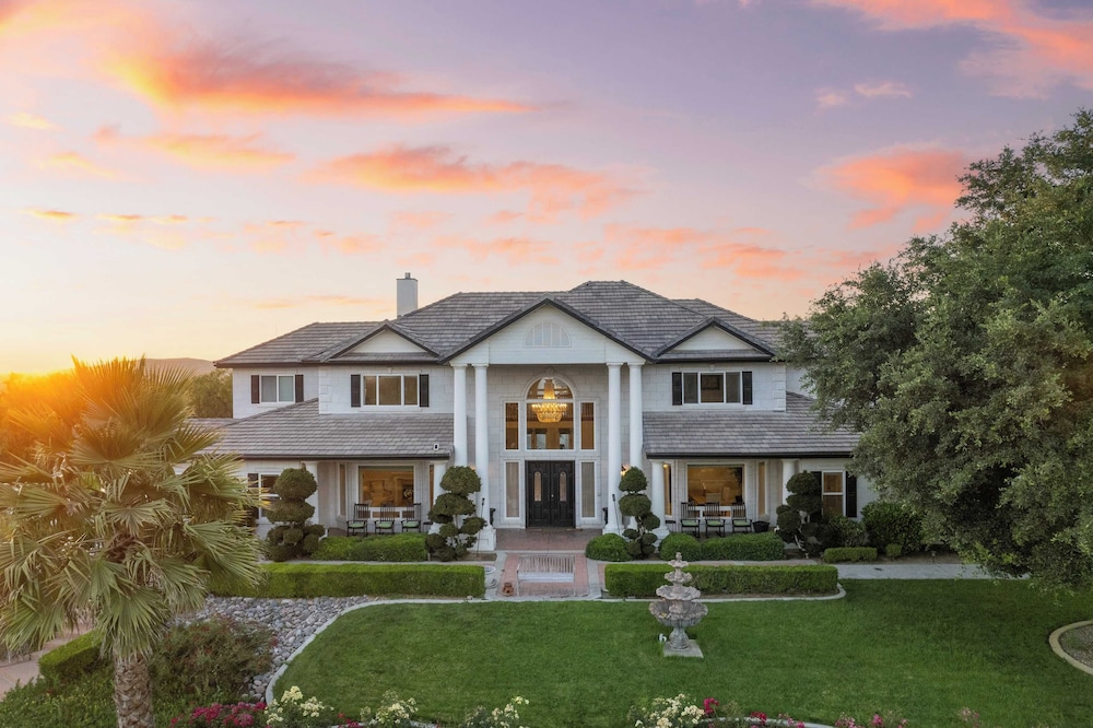 Grand Contento by AvantStay Extraordinary Estate w Pool Movie Room in Temecula, United States