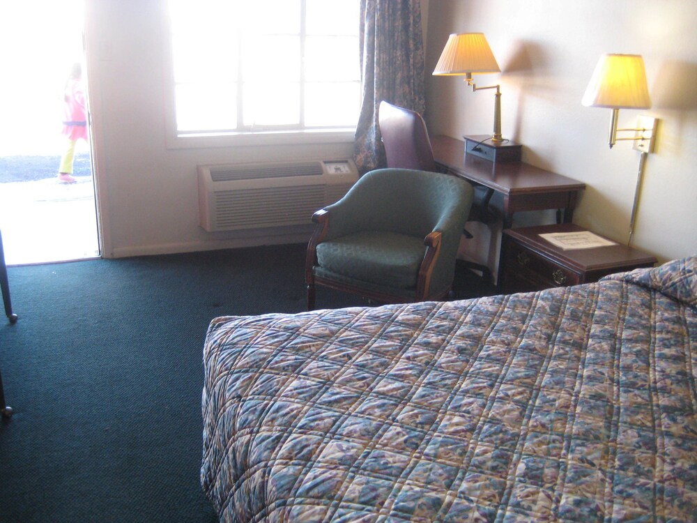 El Capitan Motel - photo 9