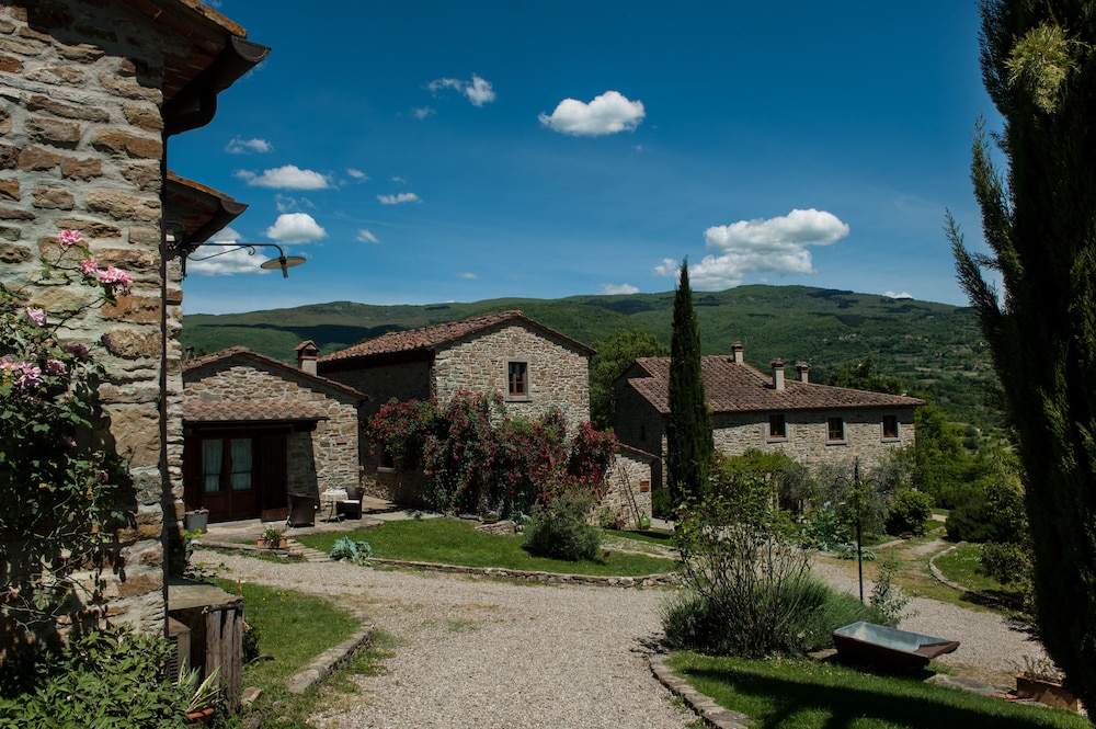 Agriturismo Azienda Agricola il Pozzo — 4-Star Luxury Hotel in Capolona, Italy