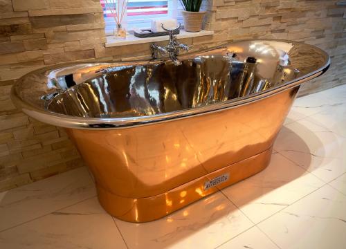 Pamper yourself in our DOUBLE SIZED copper tub 2 bedroom villa — 4-Star Luxury Hotel in Inverness, United Kingdom