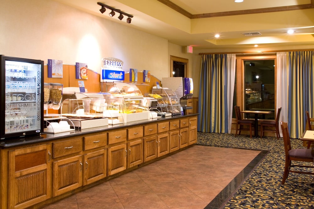 Holiday Inn Express and Suites Jourdanton Pleasant - photo 22