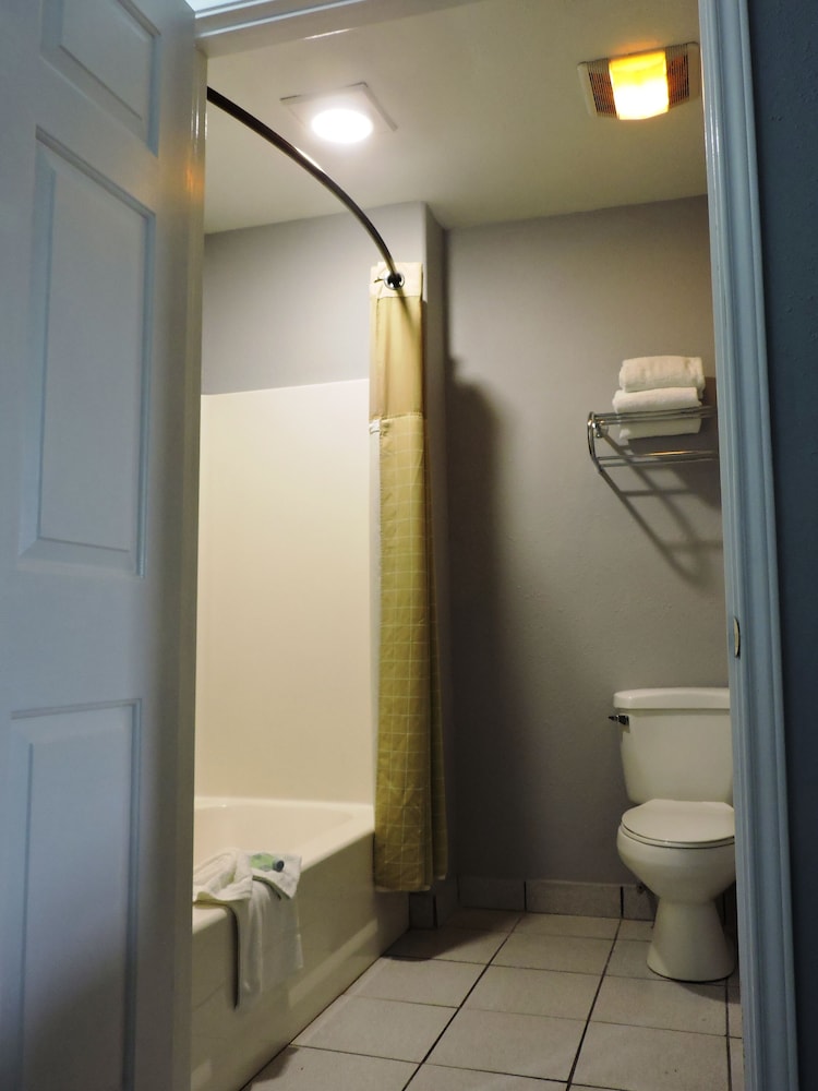 Riata Inn Crystal City - photo 12