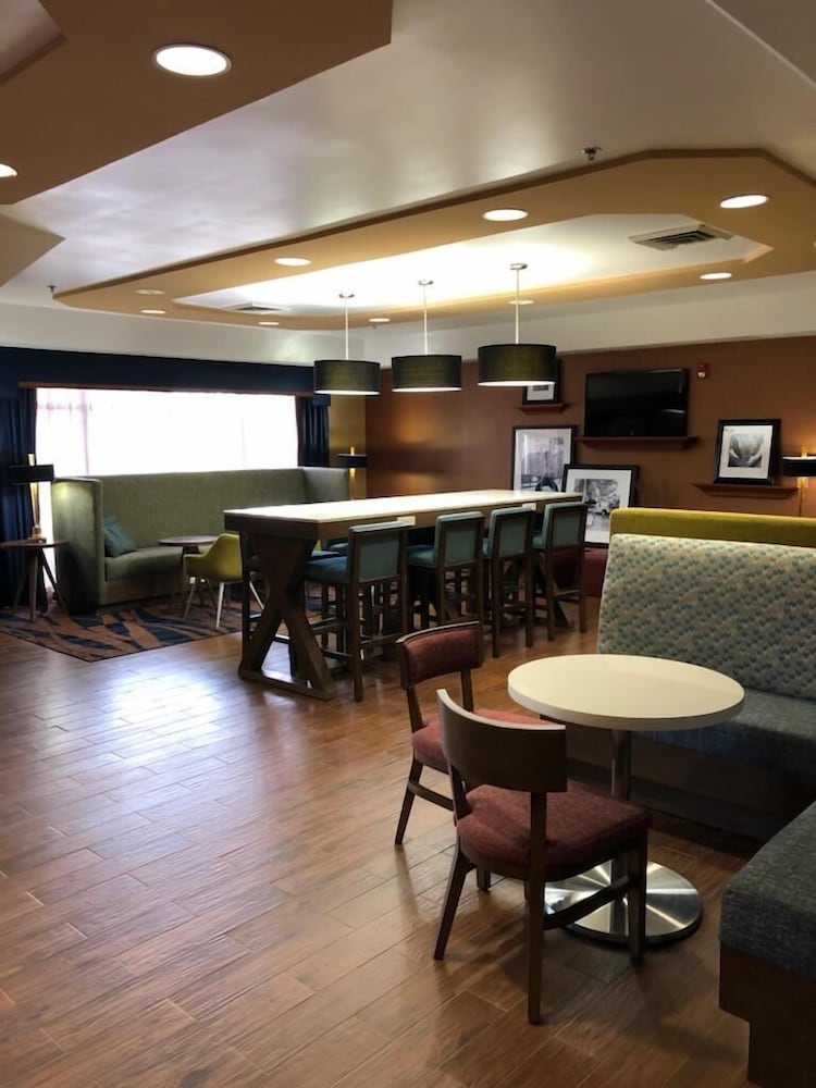 Hampton Inn Hutchinson - photo 2