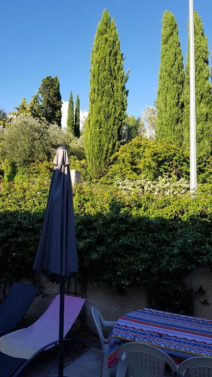 Petite Maison Au Calme Garrigue Et Mer Montpellier — 4-Star Luxury Hotel in Teyran, France