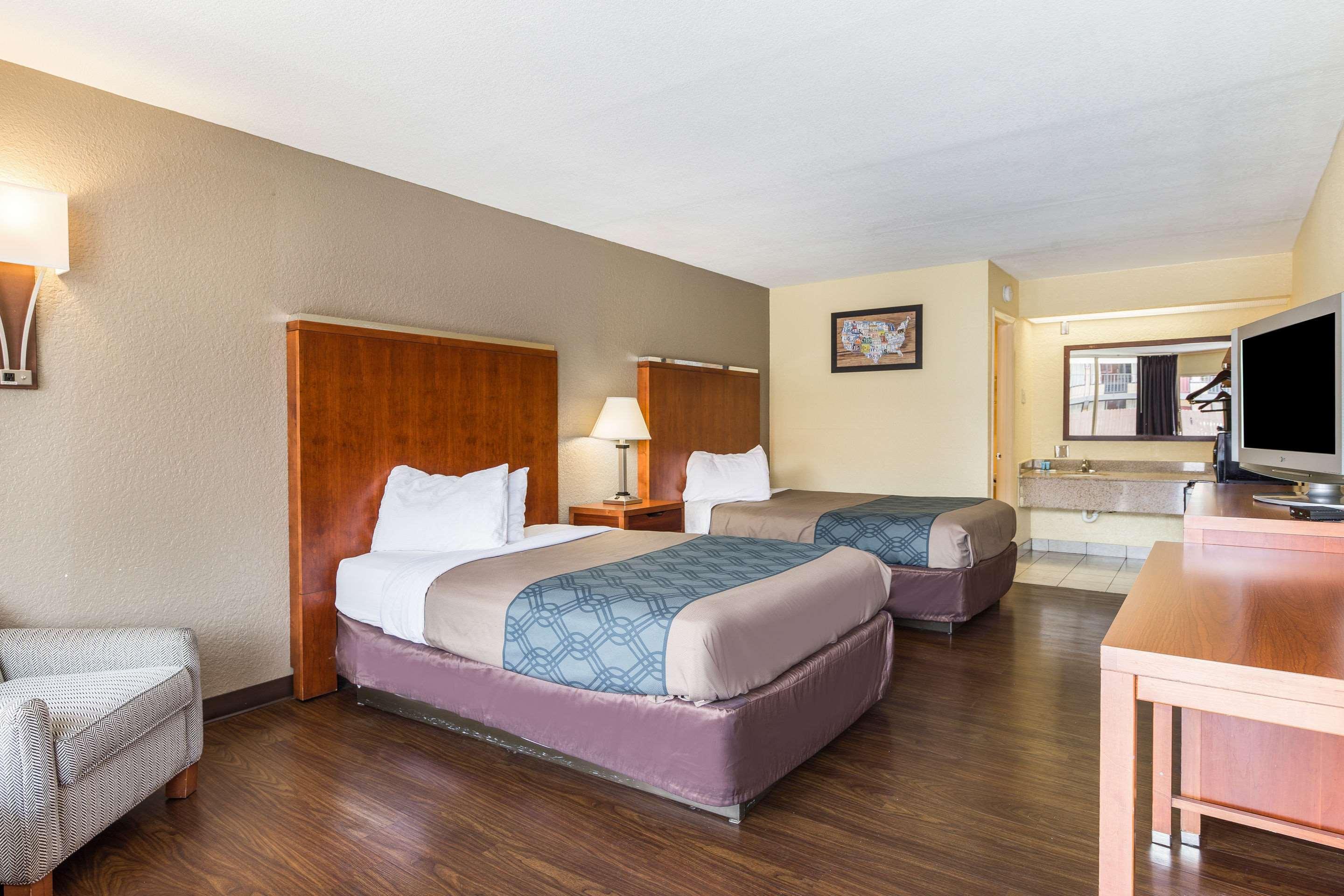 Econo Lodge Pigeon Forge TN - photo 6