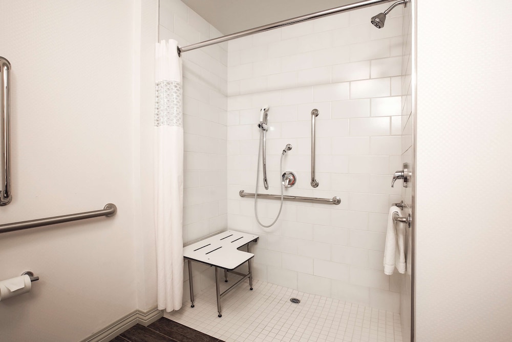 Hampton Inn And Suites Camarillo - photo 34