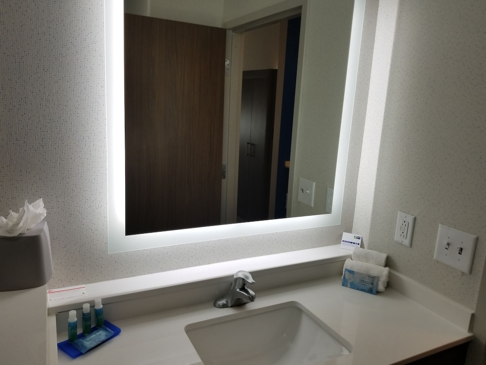 Holiday Inn Express & Suites Charlotte NE University Area by IHG - photo 33