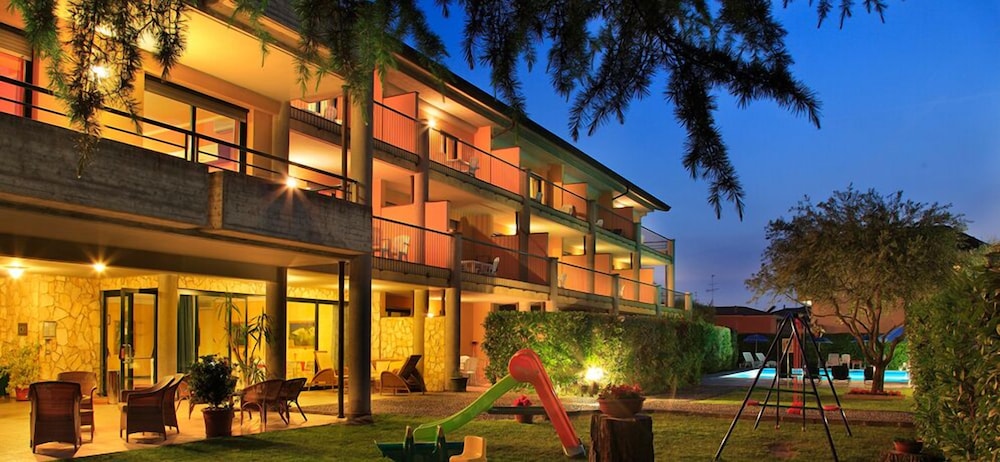Residence Spiaggia D'Oro — 4-Star Luxury Hotel in Desenzano Del Garda, Italy