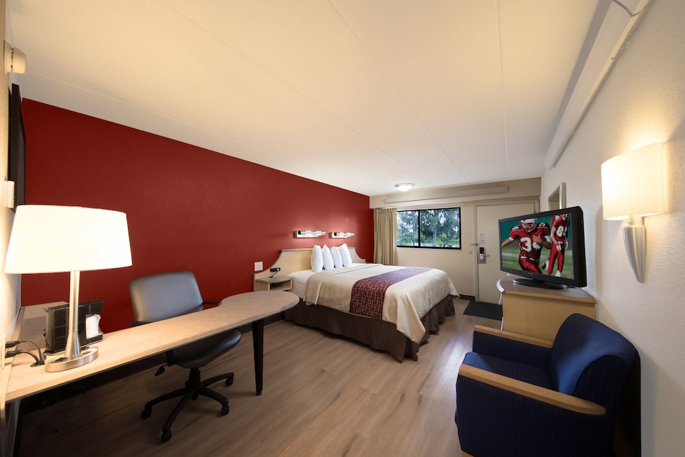 Red Roof Inn Cincinnati Northeast Blue Ash - photo 21