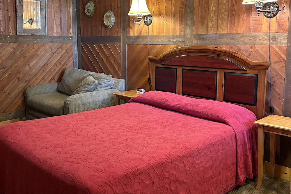Moore's Old Pine Inn - photo 16
