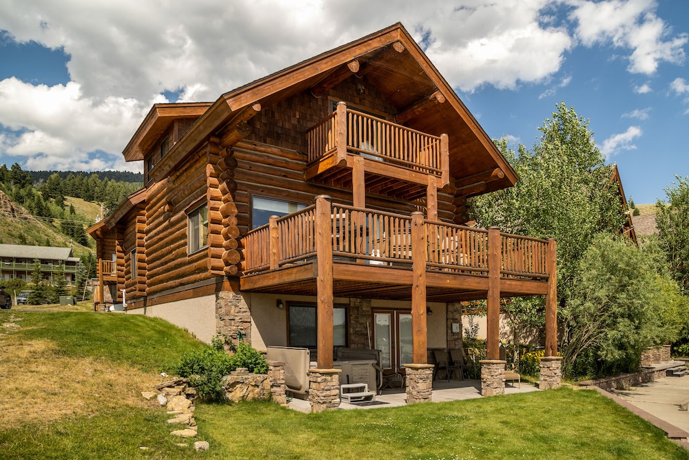 Kings Cabin — 4-Star Luxury Hotel in West Yellowstone, United States