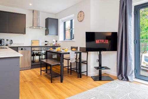 Modern 2 Bed Apartment Sleeps 5 Free Parking — 4-Star Luxury Hotel in Southampton, United Kingdom