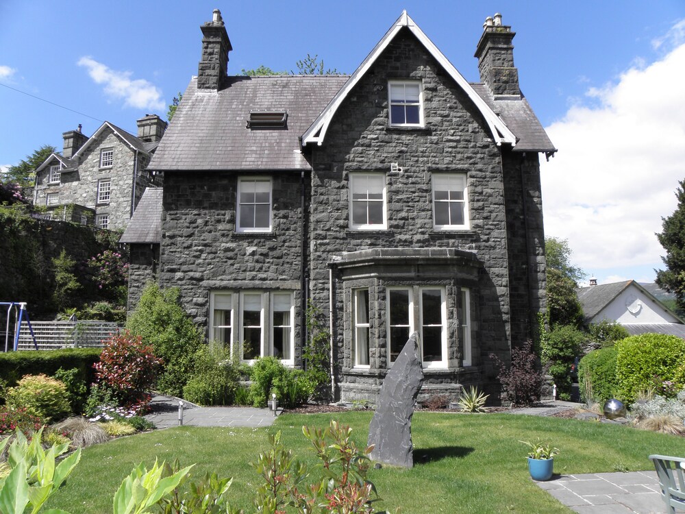 Ffynnon Townhouse — 5-Star Luxury Hotel in Dolgellau, United Kingdom