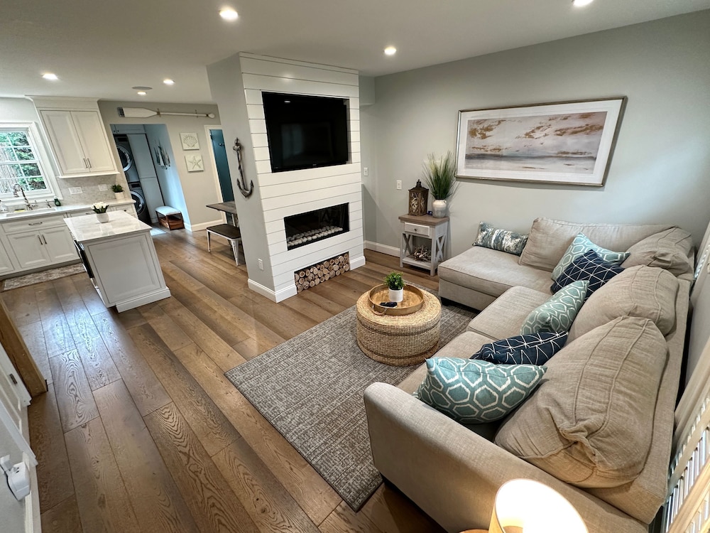 Beautifully Renovated 2 Bed 2 Bath Private Home — 4-Star Luxury Hotel in Newport, United States