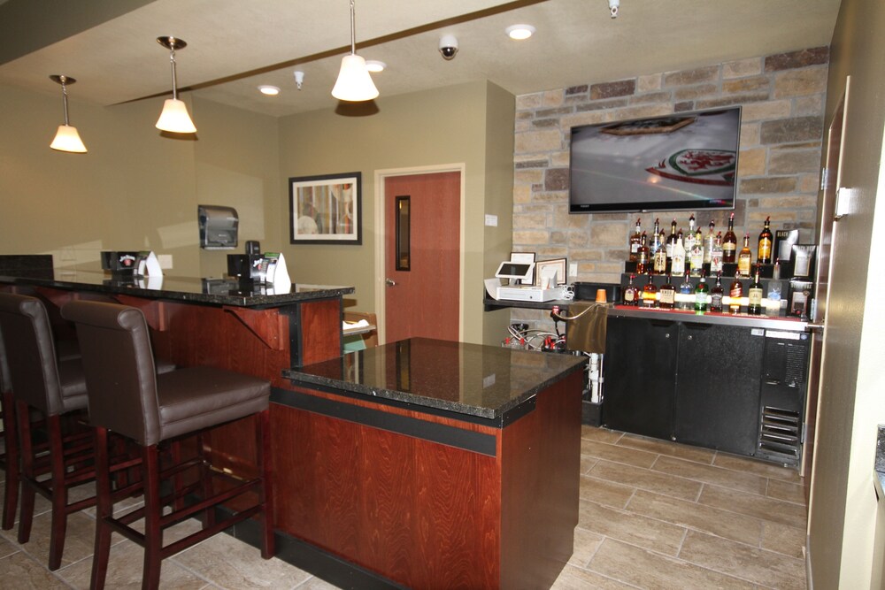 Cobblestone Hotel & Suites Devils Lake - photo 40