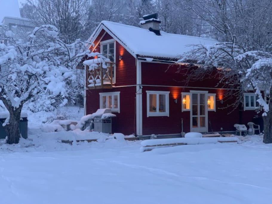 1800 tals Sjötorp med egen strand och brygga — hotel in Akersberga