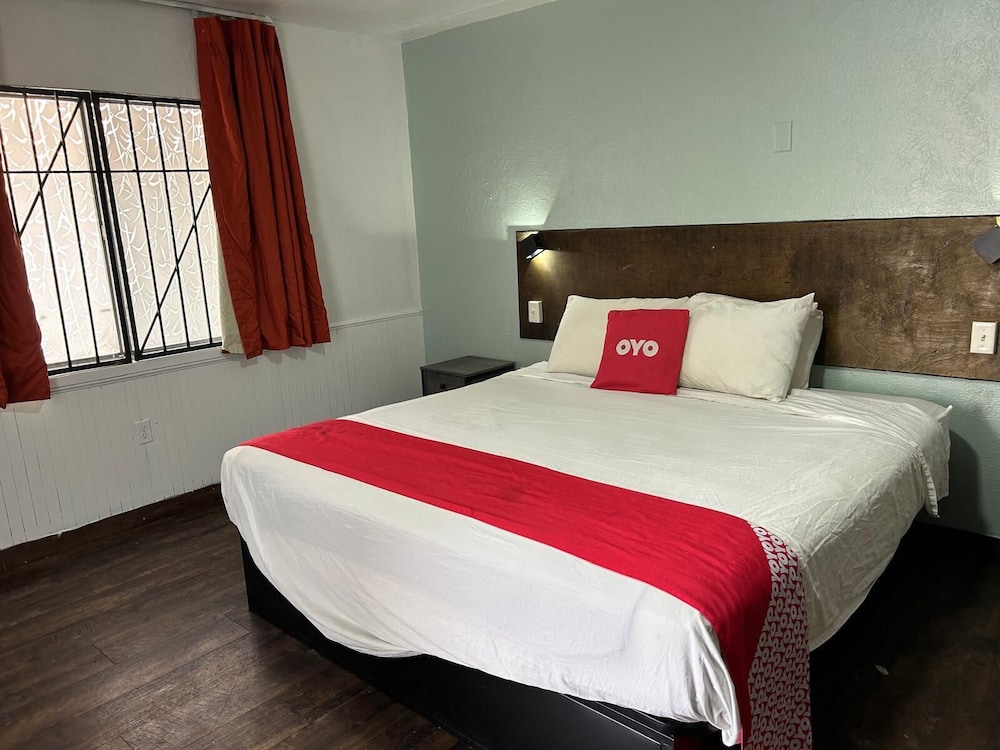 OYO Hotel Downtown Peoria I 74 - photo 25