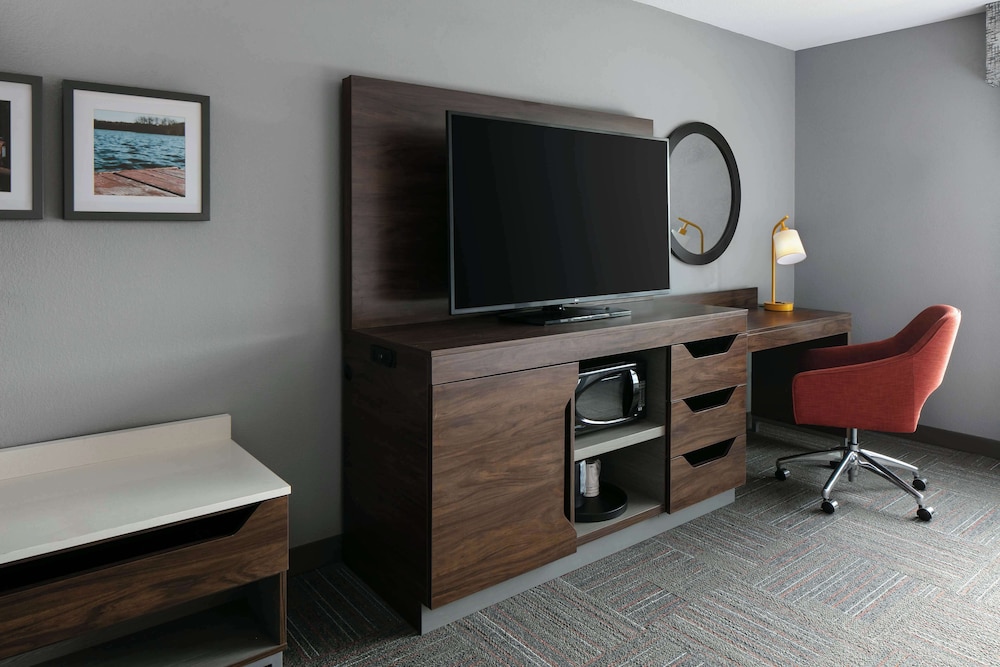 Hampton Inn & Suites West Bend - photo 14