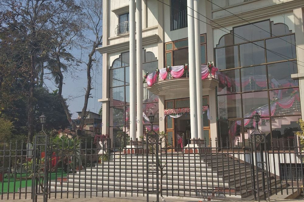 OYO 27907 Greater Kailash The Palace — hotel in Jalpaiguri