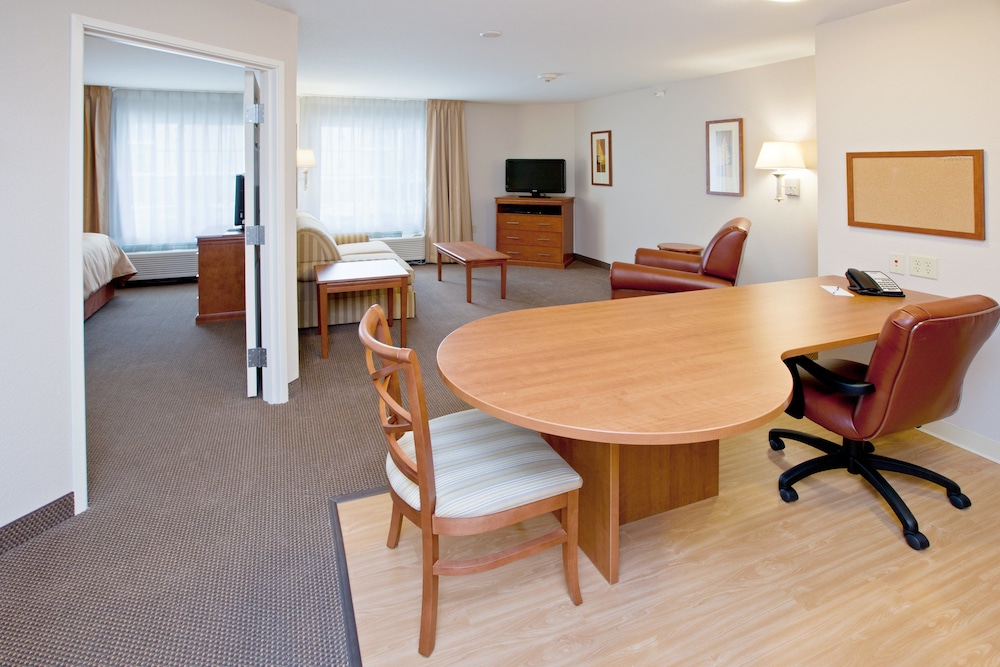 Candlewood Suites Champaign Urbana University Area by IHG - photo 7
