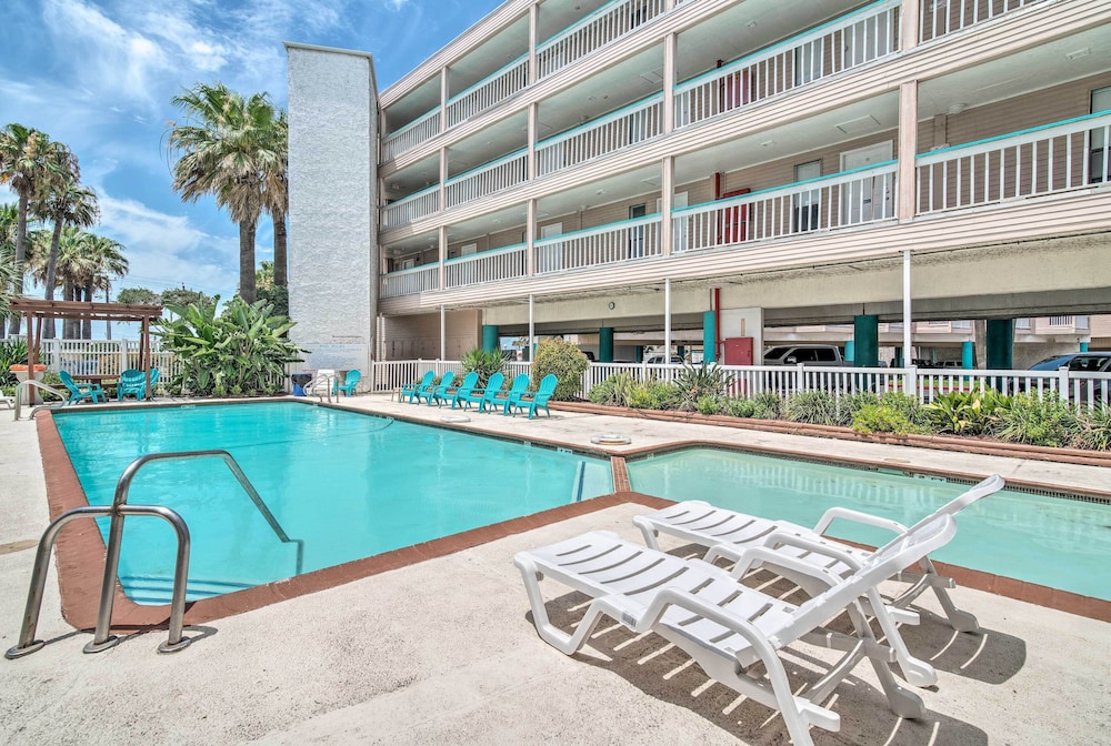 Updated Front Beach Condo w Resort Amenities - photo 2