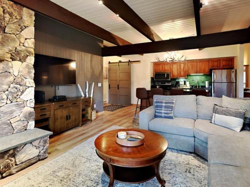 Timberline Condominiums 1 Bedroom Deluxe Unit A2B — 4-Star Luxury Hotel in Snowmass Village, United States