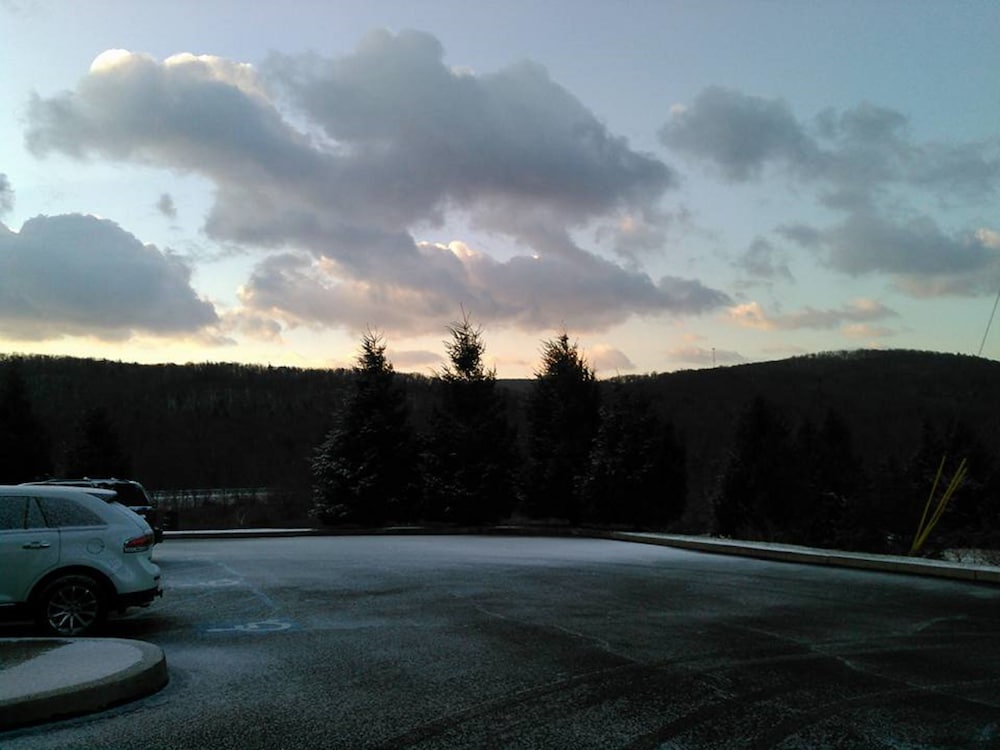 Hampton Inn Pine Grove - photo 86