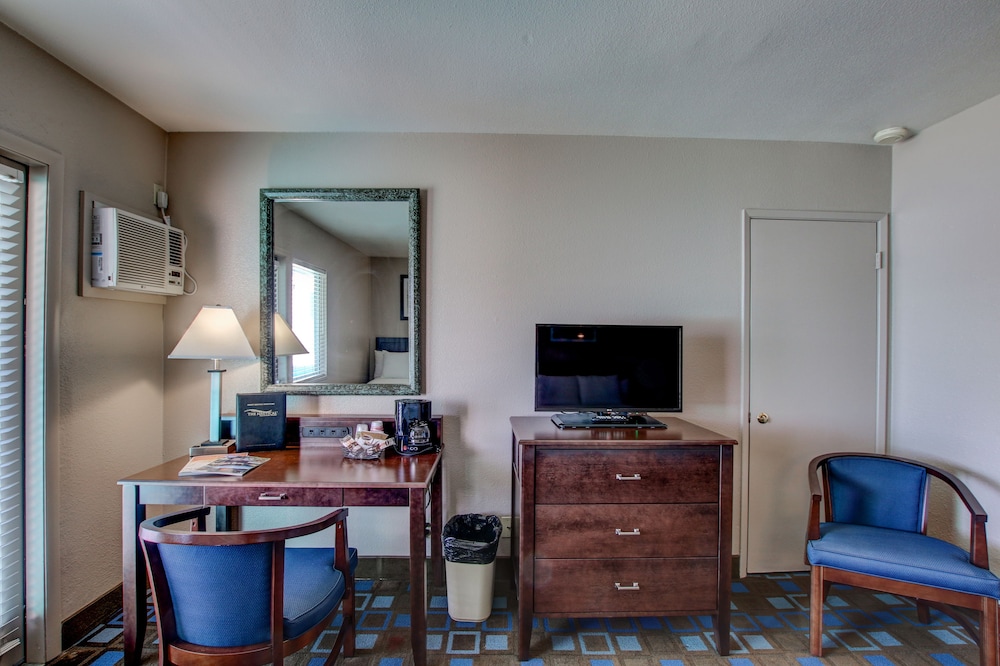 The Nautical Beachfront Resort - photo 6