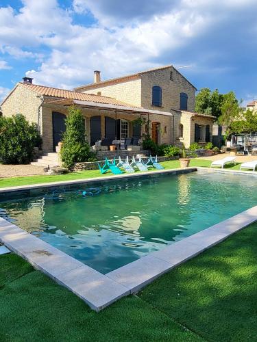 Magnifique villa avec piscine privée à Aubignan — 4-Star Luxury Hotel in Aubignan, France
