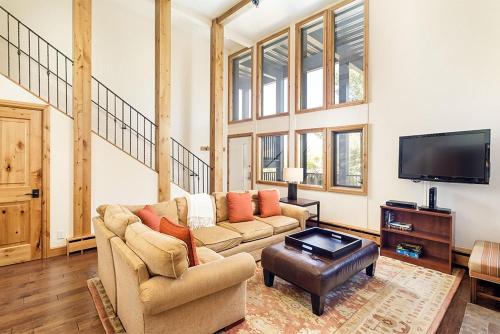 Fifth Avenue Unit 202 2 Bedroom Loft Condo Huge Windows & Views. 2 Blocks to Skiing — 4-Star Luxury Hotel in Aspen, United States