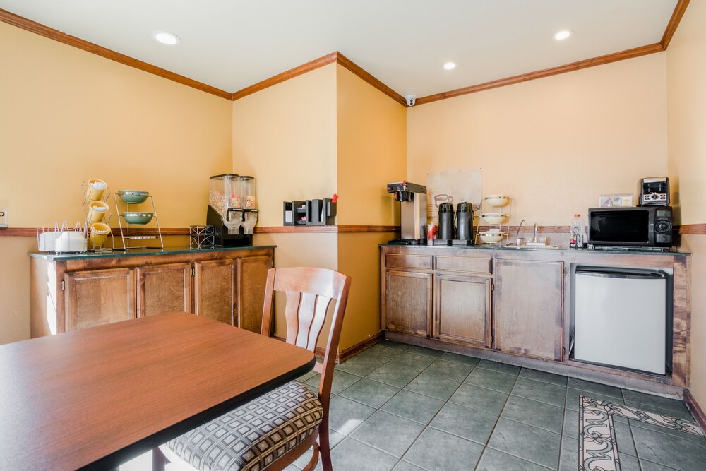 Americas Best Value Inn and Suites - photo 18