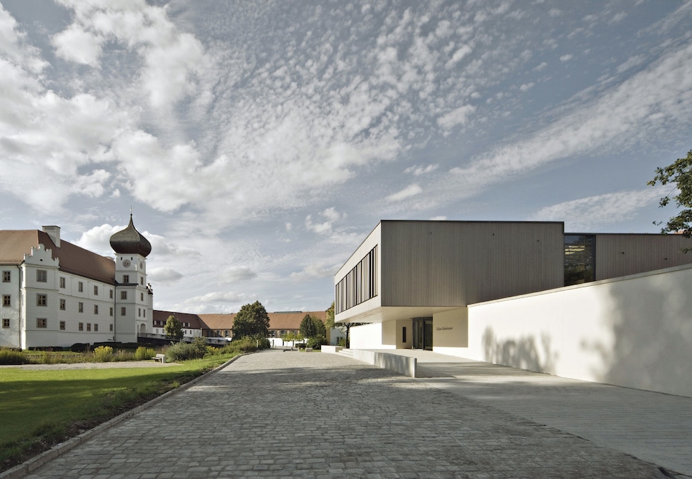 Schloss Hohenkammer — 4-Star Luxury Hotel in Hohenkammer, Germany