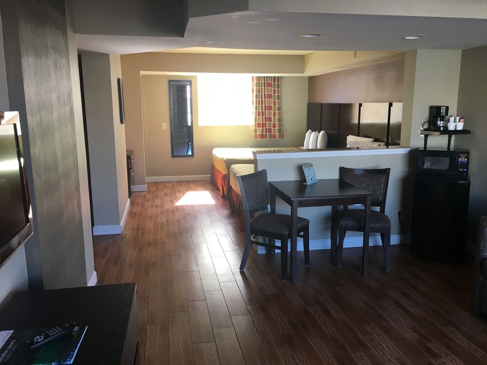 Boardwalk Inn and Suites - photo 8