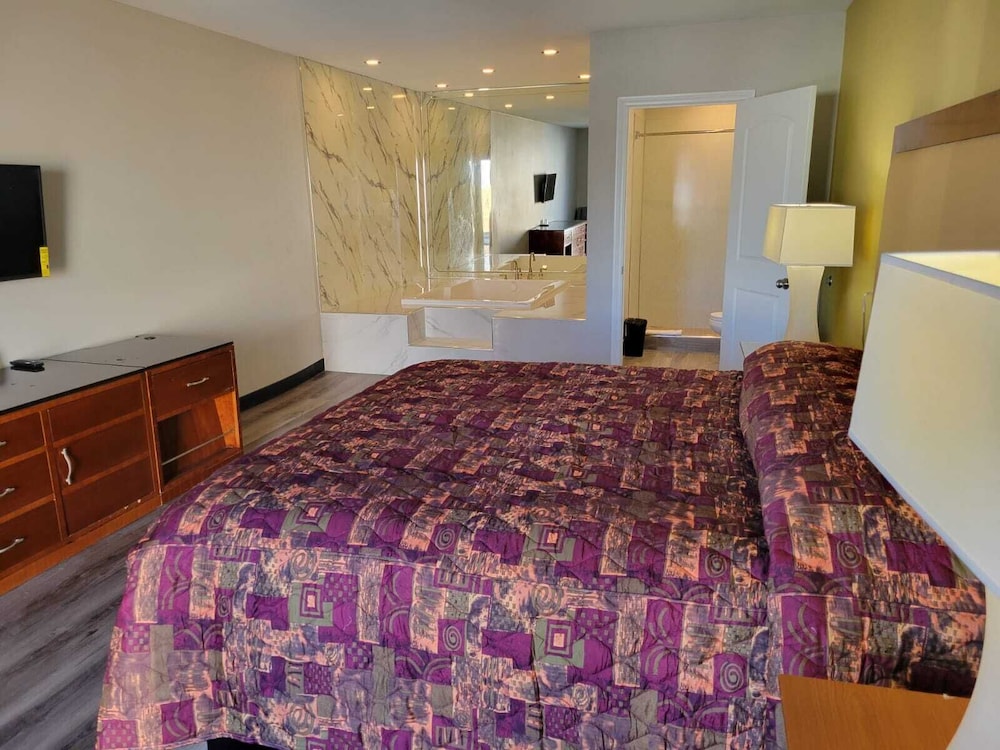 Stadium Inn & Spas - photo 9