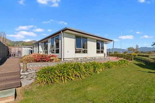 Paradise in Pohara Pohara Beach Holiday Home — 4-Star Luxury Hotel in Takaka, New Zealand