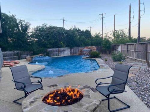 Lxry 5 BR Large Heated Pool and Spa Fire Pit — 4-Star Luxury Hotel in San Antonio, United States