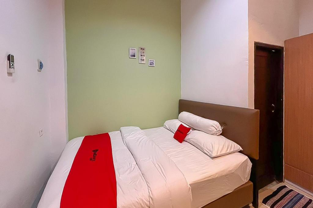 RedDoorz Syariah near Universitas Mulawarman in Samarinda, Indonesia