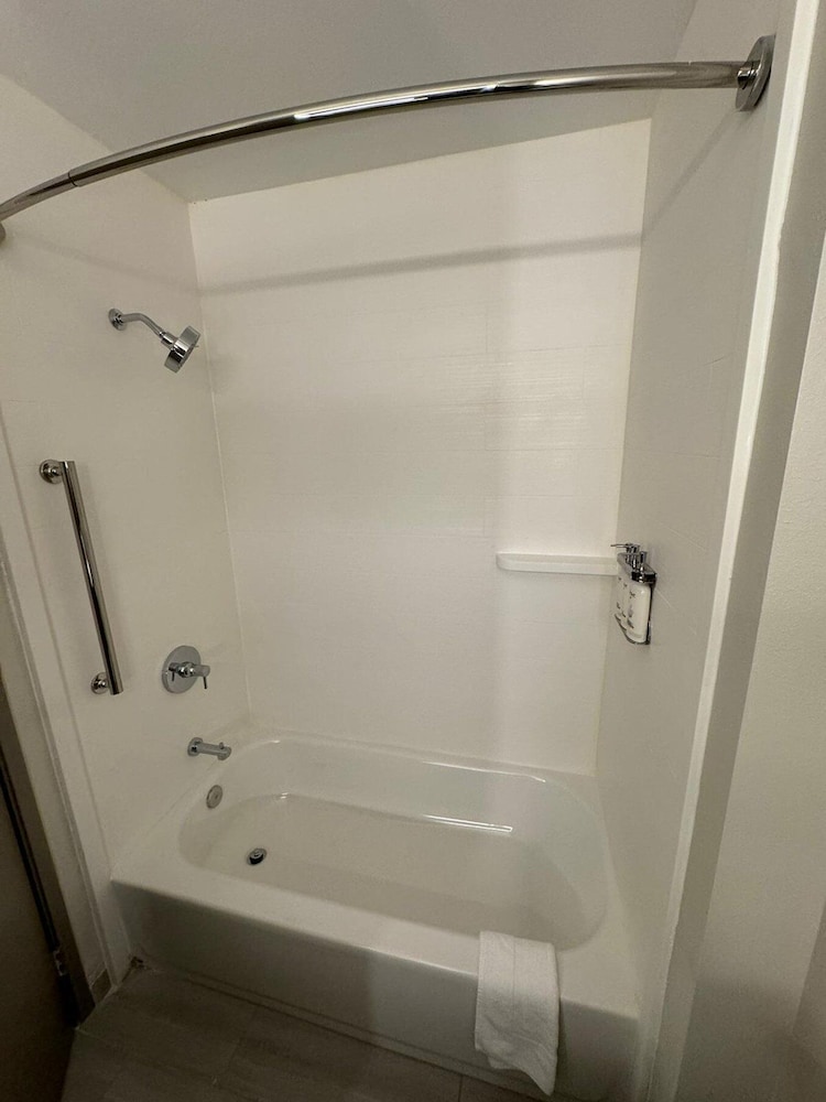 Holiday Inn Express & Suites Port Washington by IHG - photo 7