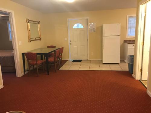 Exit 5 Motel and Cottages - photo 87