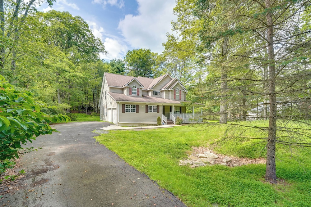 Tannersville House: Bar & Deck 2 Mi to Ski Resort in Tannersville, United States