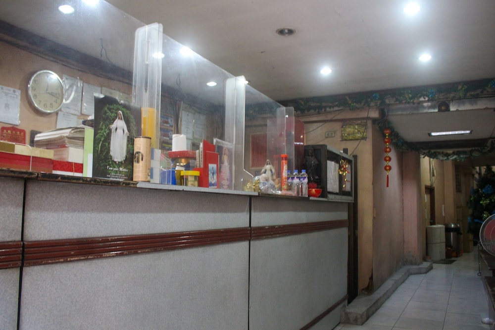 Oyo 1011 First Hotel - last minute hotel in Manila