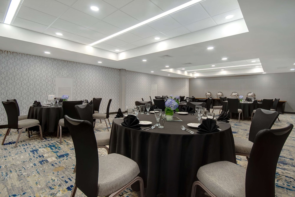 Embassy Suites by Hilton Detroit Metro Airport - photo 50