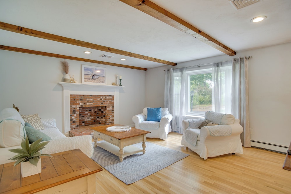 Dennis Retreat: 4 Mi to Mayflower Beach in South Dennis, United States