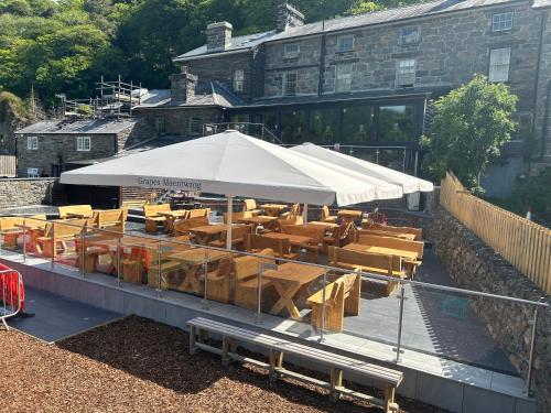 Grapes Hotel Bar & Restaurant Snowdonia Nr Zip World