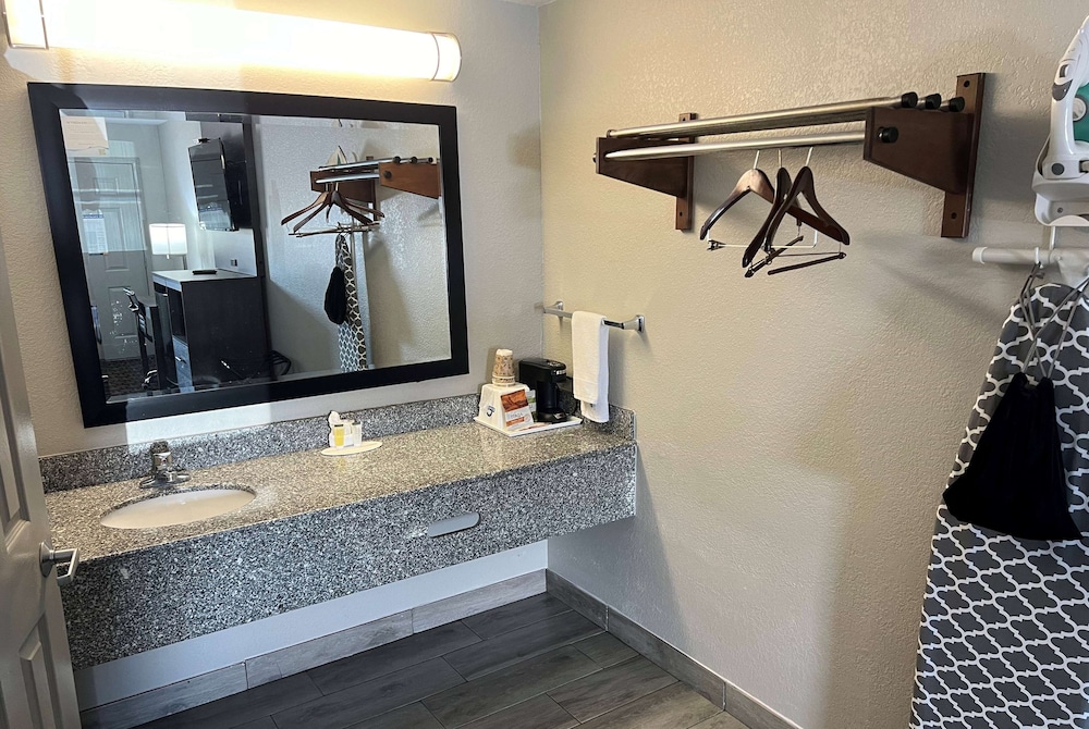 Days Inn by Wyndham Wagoner - photo 33