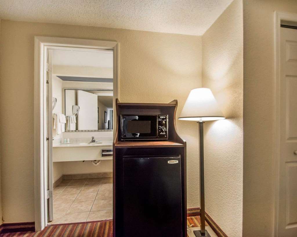 Quality Inn & Suites at Tropicana Field - photo 12