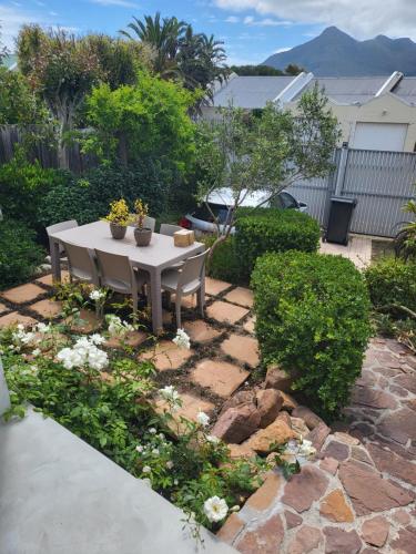Charming 2 Bedroom Cottage in Noordhoek surrounds