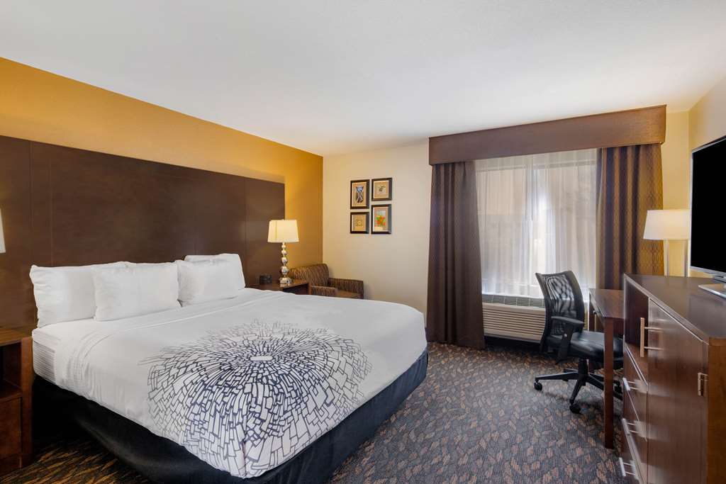 La Quinta Inn & Suites by Wyndham Oakland Hayward - photo 22
