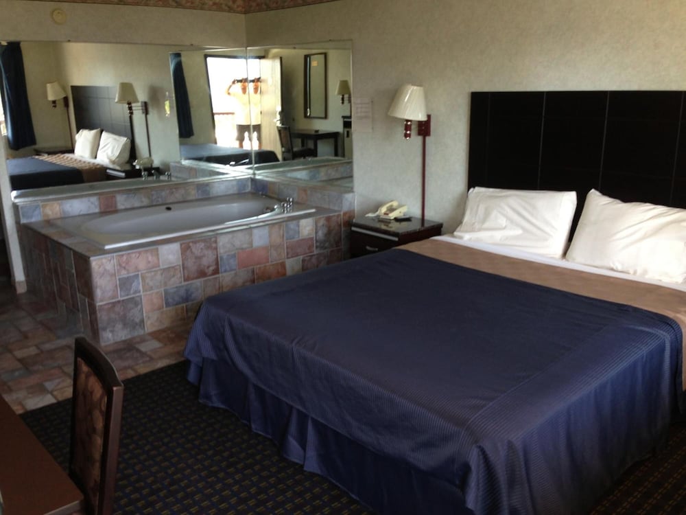 Del Amo Inn - photo 11
